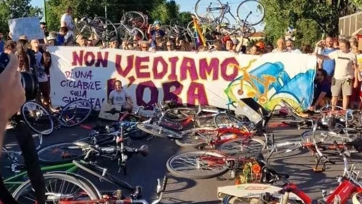 Una manifestazione in cui i ciclisti chiedono una pista ciclabile sul Cavalcavia della Ghisolfa Una manifestazione in cui i ciclisti chiedono una pista ciclabile sul Cavalcavia della Ghisolfa
