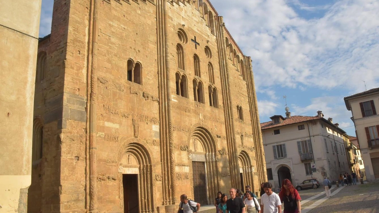 “Le storie del gatto nero“ saranno raccontate venerdì alle 19 in piazza San Michele (foto) a Pavia. Sarà un banchetto...