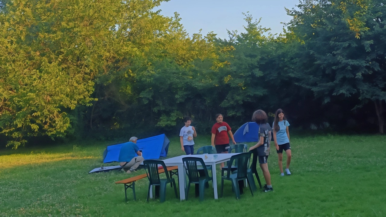 La seconda edizione di "Ticket to the moon-Hotel natura" a Pozzo ha registrato il tutto esaurito. Un'esperienza educativa per ragazzi tra i 10 e i 14 anni, con laboratori sull'ambiente, cena autogestita e pernottamento in tenda. Un'occasione per imparare valori come la condivisione e la cura dell'ambiente, promuovendo nuovi legami e un'esperienza indimenticabile. La seconda edizione di "Ticket to the moon-Hotel natura" a Pozzo ha registrato il tutto esaurito. Un'esperienza educativa per ragazzi tra i 10 e i 14 anni, con laboratori sull'ambiente, cena autogestita e pernottamento in tenda. Un'occasione per imparare valori come la condivisione e la cura dell'ambiente, promuovendo nuovi legami e un'esperienza indimenticabile.