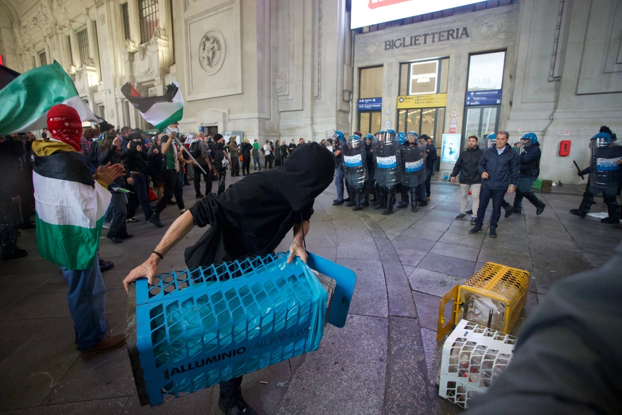 La polizia sotto assedio in Centrale
