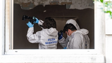 Il giallo del 60enne ucciso e bruciato nel monolocale subaffittato da uno studente fuorisede: dalle coltellate alla trappola di fuoco