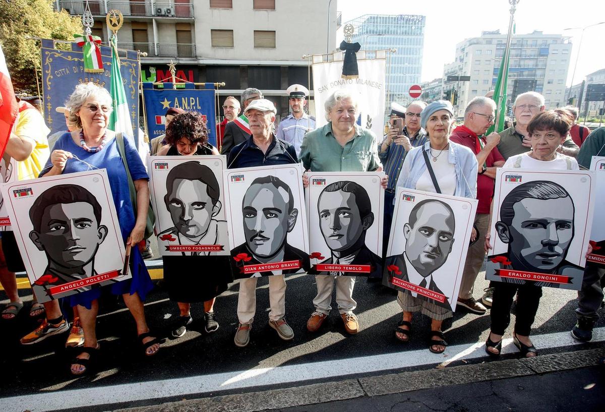 I quindici martiri di piazzale Loreto: "Ci dicono di opporci alla barbarie" I quindici martiri di piazzale Loreto: "Ci dicono di opporci alla barbarie"