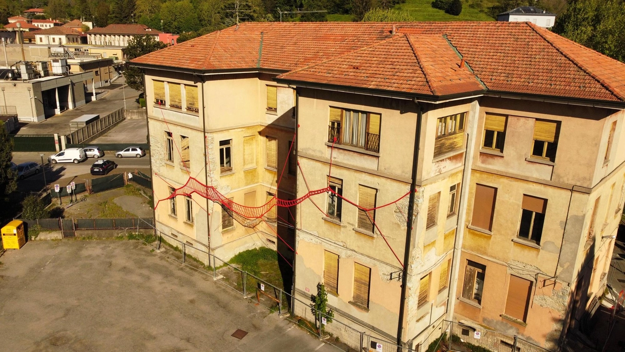 L’installazione di Gabriele Mundula realizzata con corde nautiche rosse per richiamare l’attenzione sull’edificio simbolico L’installazione di Gabriele Mundula realizzata con corde nautiche rosse per richiamare l’attenzione sull’edificio simbolico