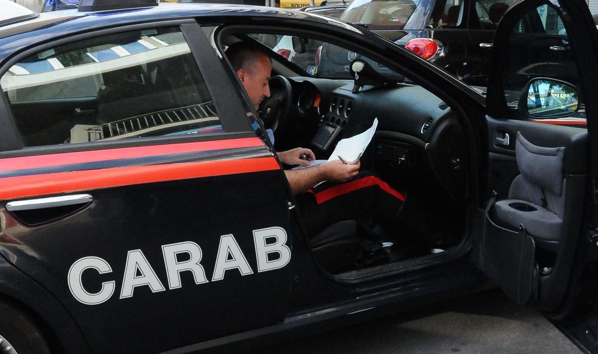 Entra in un locale e accoltella tre persone, arrestato 52enne Entra in un locale e accoltella tre persone, arrestato 52enne