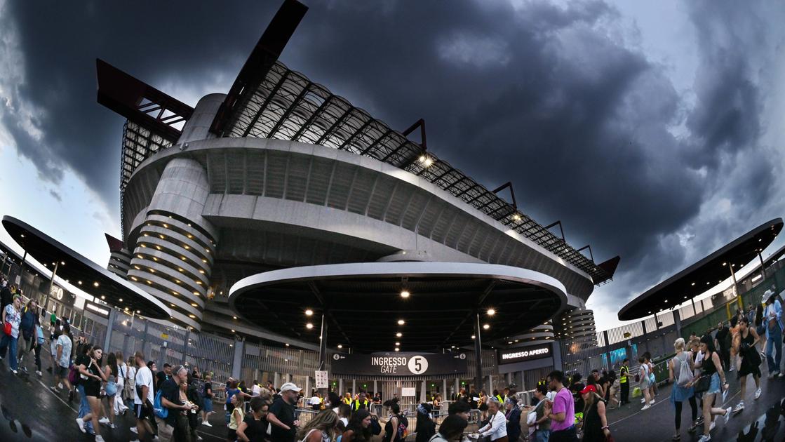 San Siro tra inchiesta e politica. Il tema stadio adesso slitta a settembre, e in chat spuntano le mire di Pella e Marinoni San Siro tra inchiesta e politica. Il tema stadio adesso slitta a settembre, e in chat spuntano le mire di Pella e Marinoni