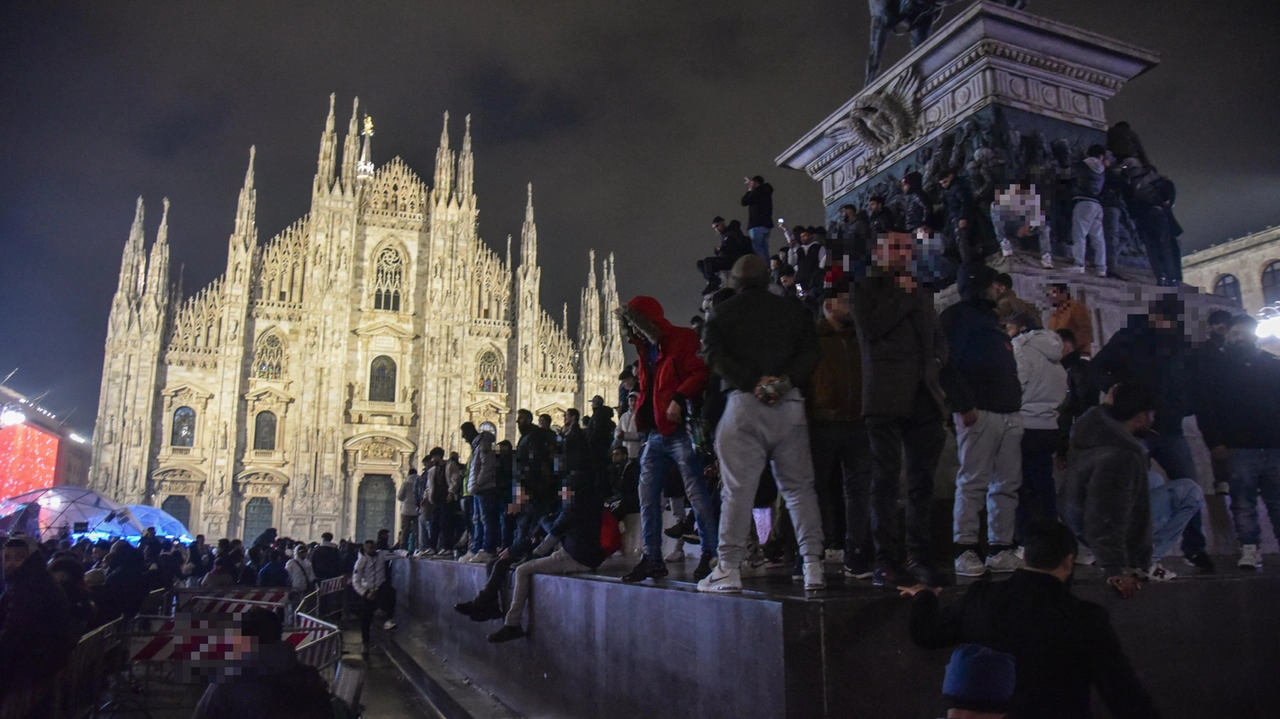 Il monumento di piazza Duomo scalato da decine di ragazzi la sera di San Silvestro Il monumento di piazza Duomo scalato da decine di ragazzi la sera di San Silvestro