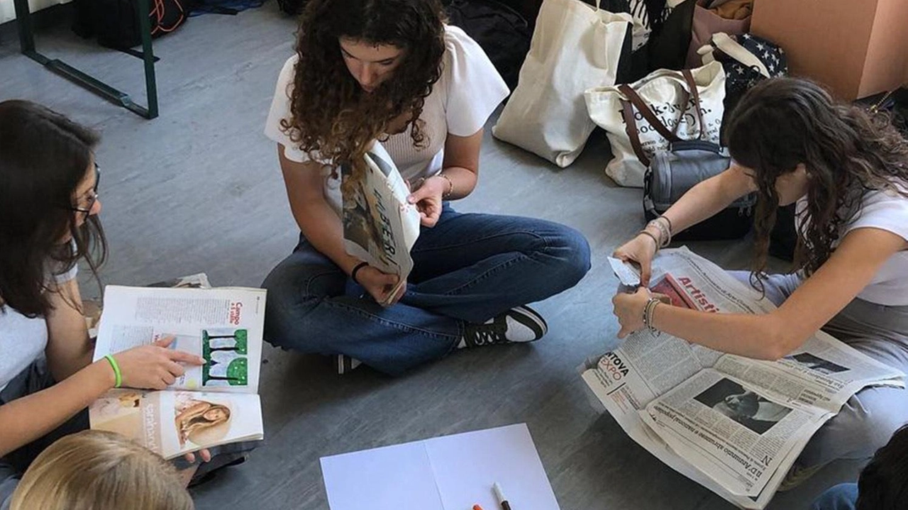 Gli studenti vengono coinvolti in attività per condividere le proprie esperienze Gli studenti vengono coinvolti in attività per condividere le proprie esperienze