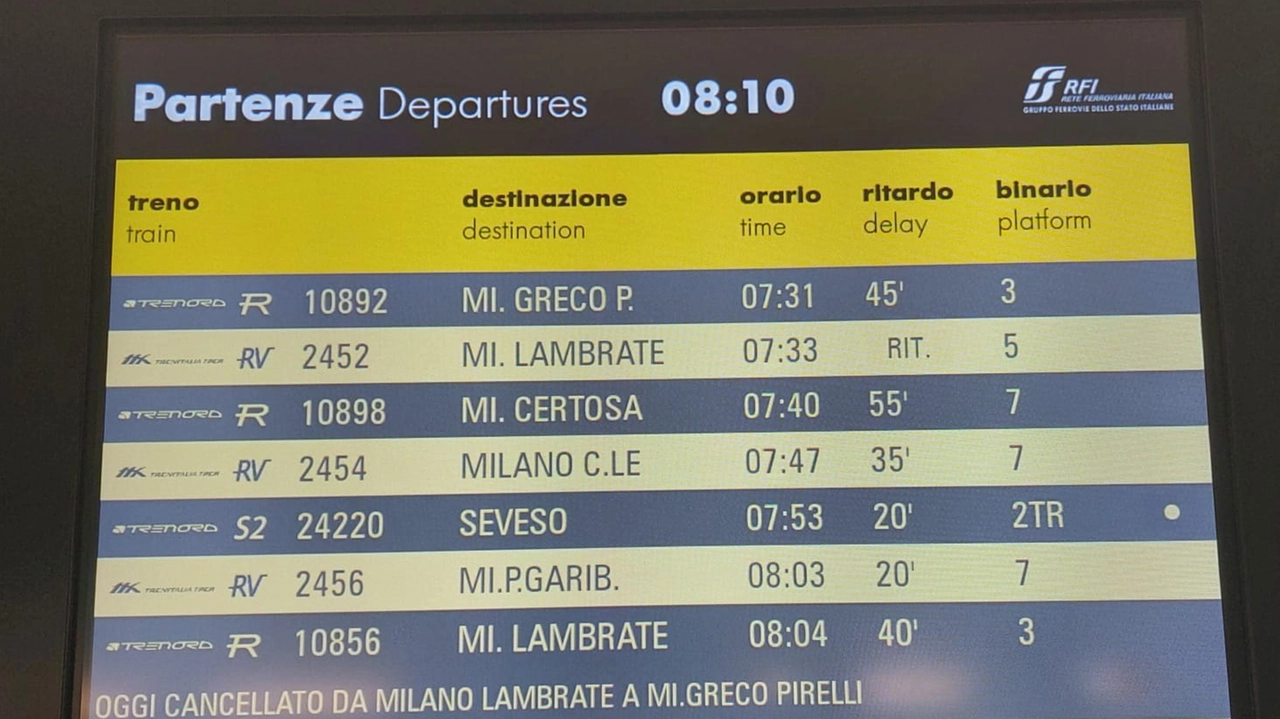 Un tabellone a Rogoredo durante i ritardi Un tabellone a Rogoredo durante i ritardi