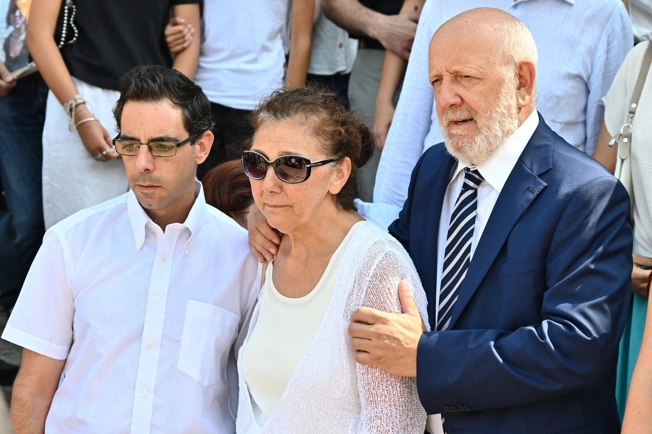 I genitori e il compagno di Sharon durante i funerali della donna a Bottanuco lo scorso 3 agosto