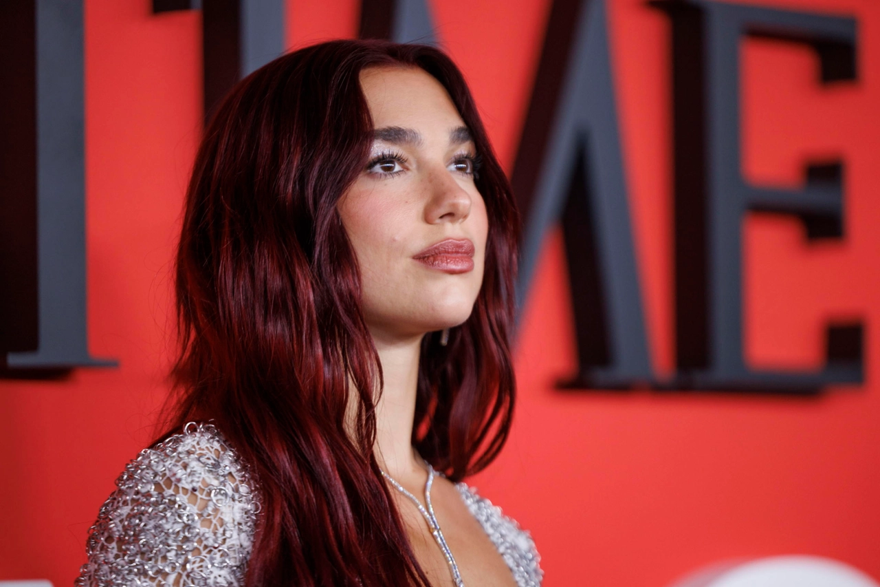 Dua Lipa con il taglio a clessidra, tendenza dell'estate 2024