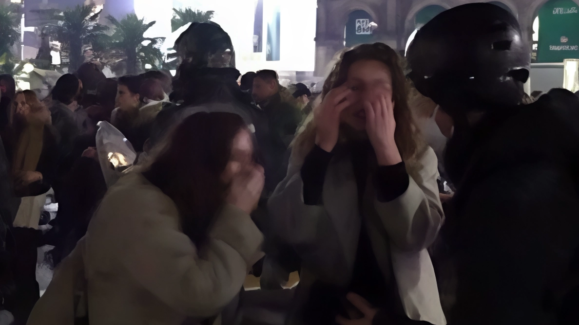 Il veglione, la caccia alla donna e i selfie postati online. Scattarono anche le rapine. Pene fino a oltre 5 anni. Il veglione, la caccia alla donna e i selfie postati online. Scattarono anche le rapine. Pene fino a oltre 5 anni.