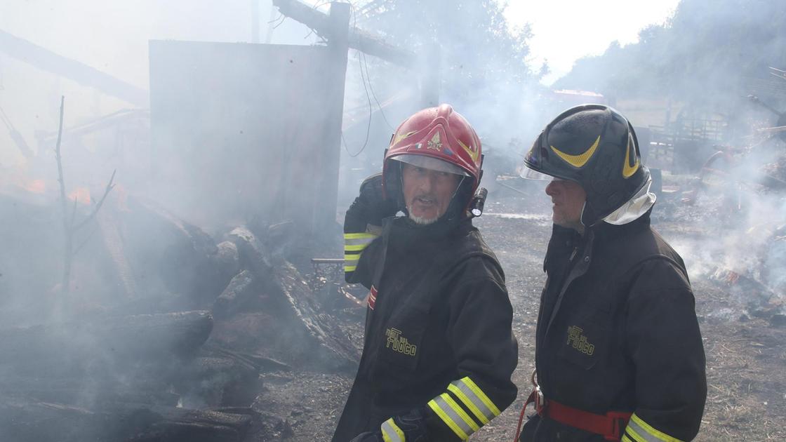 Agriturismo devastato dalle fiamme, danni ingenti Agriturismo devastato dalle fiamme, danni ingenti