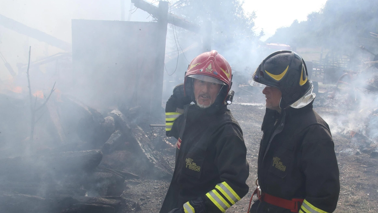 Due vigili del fuoco nell’azienda di. Teglio Il fumo nero era visibile a chilometri di distanza Due vigili del fuoco nell’azienda di. Teglio Il fumo nero era visibile a chilometri di distanza