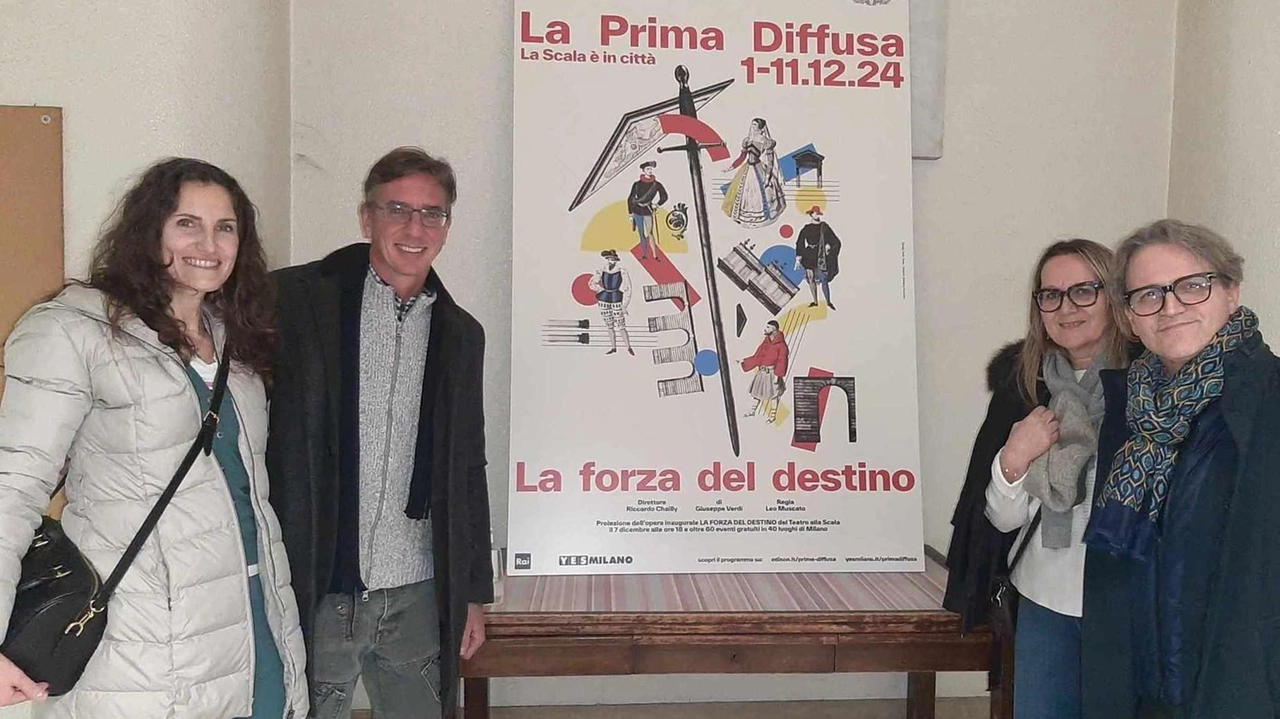 Un gruppetto di genitori posa accanto all’aula magna Alcuni studenti sono andati alla Scala Un gruppetto di genitori posa accanto all’aula magna Alcuni studenti sono andati alla Scala