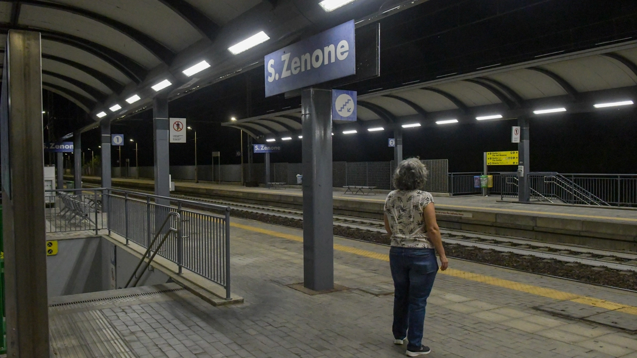 La stazione ferroviaria di San Zenone al Lambro, fra Milano e Lodi, si trova lungo la linea ferroviaria Milano-Piacenza La stazione ferroviaria di San Zenone al Lambro, fra Milano e Lodi, si trova lungo la linea ferroviaria Milano-Piacenza