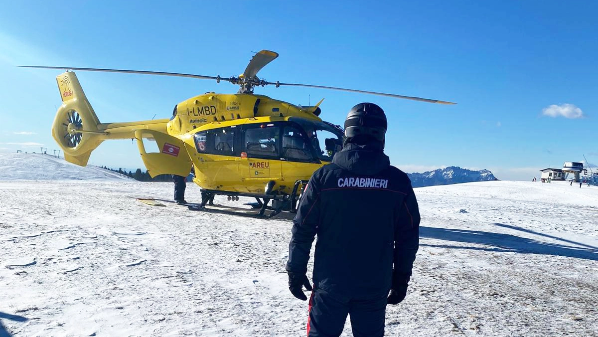La centrale operativa del 118 ha attivato subito i soccorsi e ha inviato il personale medico con una pattuglia dei carabinieri sciatori del 7° Reggimento del Trentino La centrale operativa del 118 ha attivato subito i soccorsi e ha inviato il personale medico con una pattuglia dei carabinieri sciatori del 7° Reggimento del Trentino