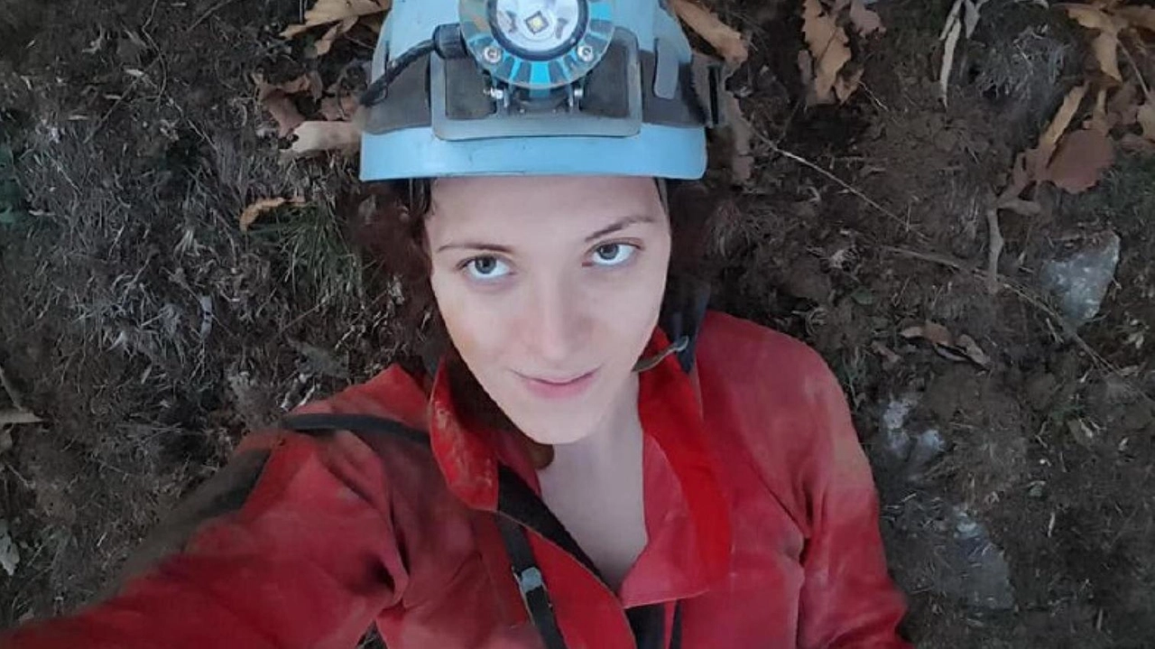 La barella con sopra Ottavia Piana viene portata fuori dall’Abisso Bueno Fonteno La barella con sopra Ottavia Piana viene portata fuori dall’Abisso Bueno Fonteno