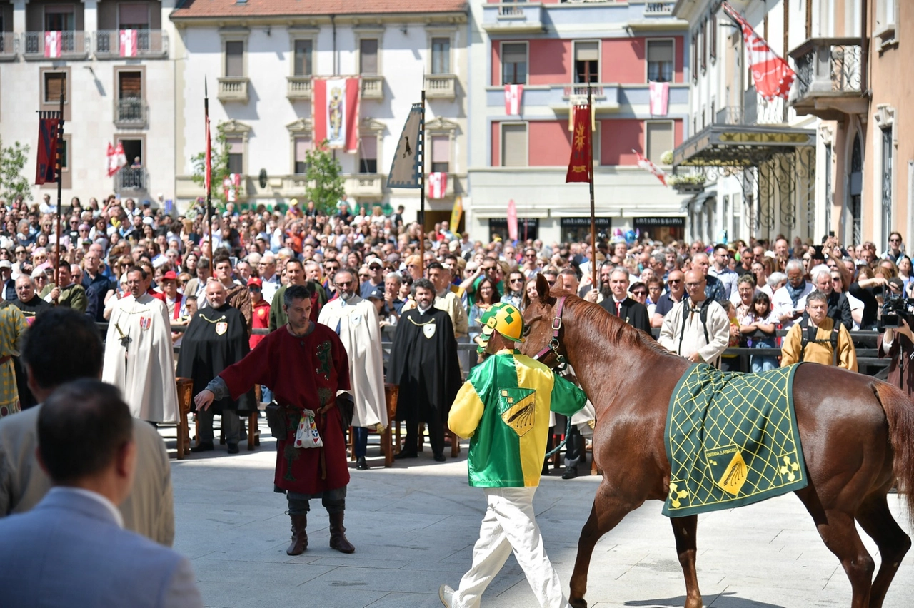 La benedizione dei fantini e dei cavalli questa mattina in piazza San Magno