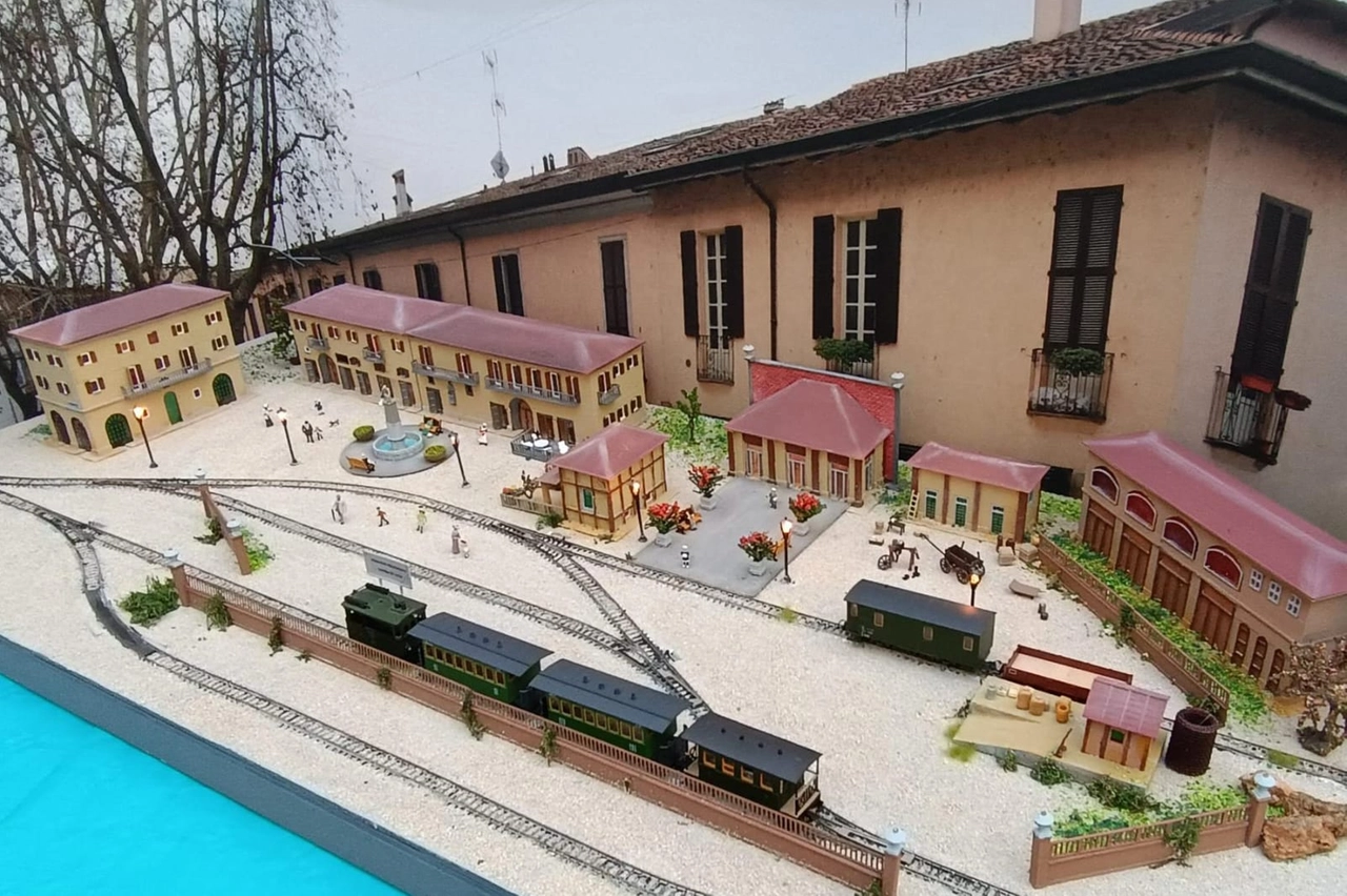La stazione di Melegnano del Gamba de legn, la più grande in Lombardia, con 4 binari