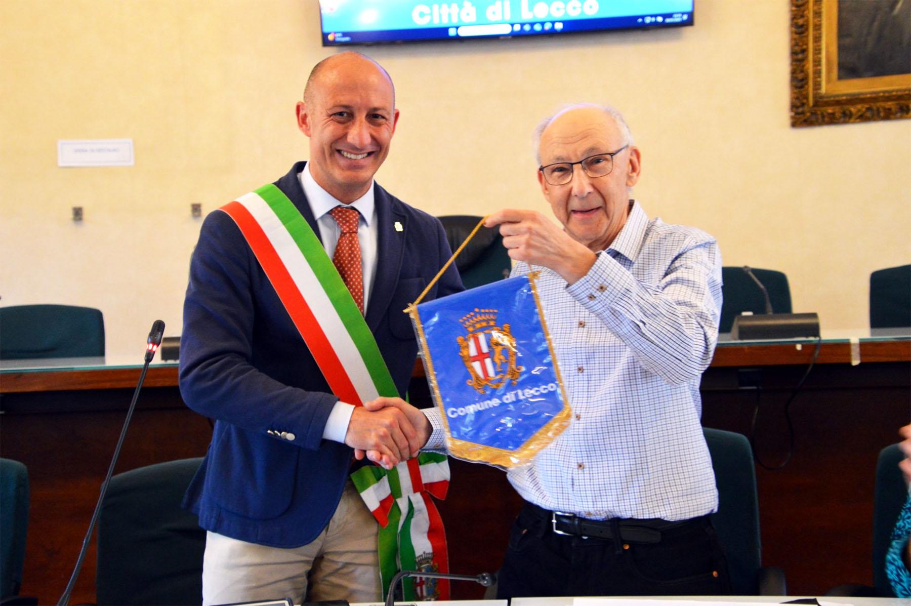 Adolph, l’artigliere scampato al lager: il figlio torna a Lecco dopo 80 anni. “Sono qui per la vostra generosità” Adolph, l’artigliere scampato al lager: il figlio torna a Lecco dopo 80 anni. “Sono qui per la vostra generosità”