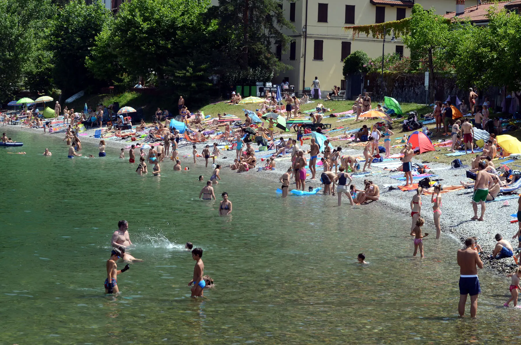 Balneabilità sul lago di Lecco: le spiagge promosse e quelle bocciate da Ats Brianza