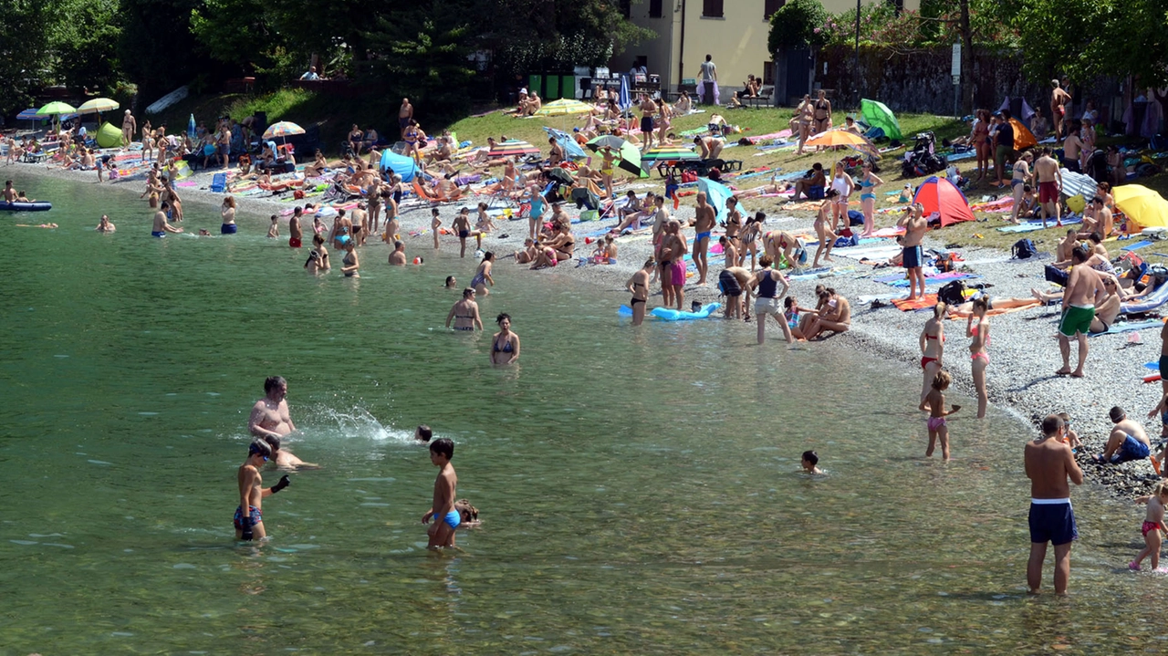 Bagnanti alla spiaggia di Riva Bianca a Lierna
