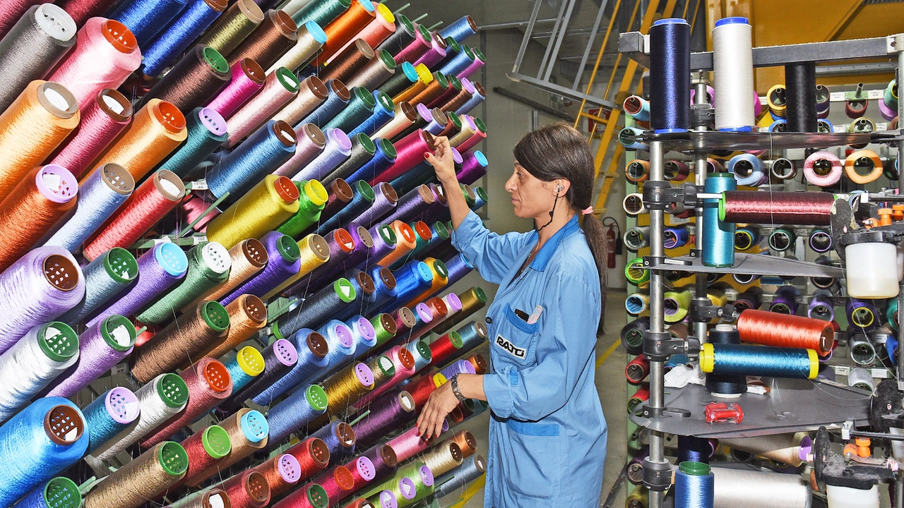 Operaia al lavoro nella tessitura Ratti di Guanzate (Como)