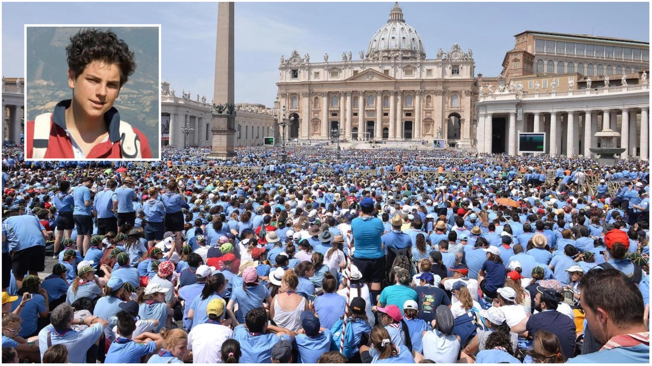 Piazza San Pietro gremita di giovani; nel riquadro, Carlo Acutis, morto nel 2006 per una leucemia fulminante: verrà proclamato santo il 27 aprile