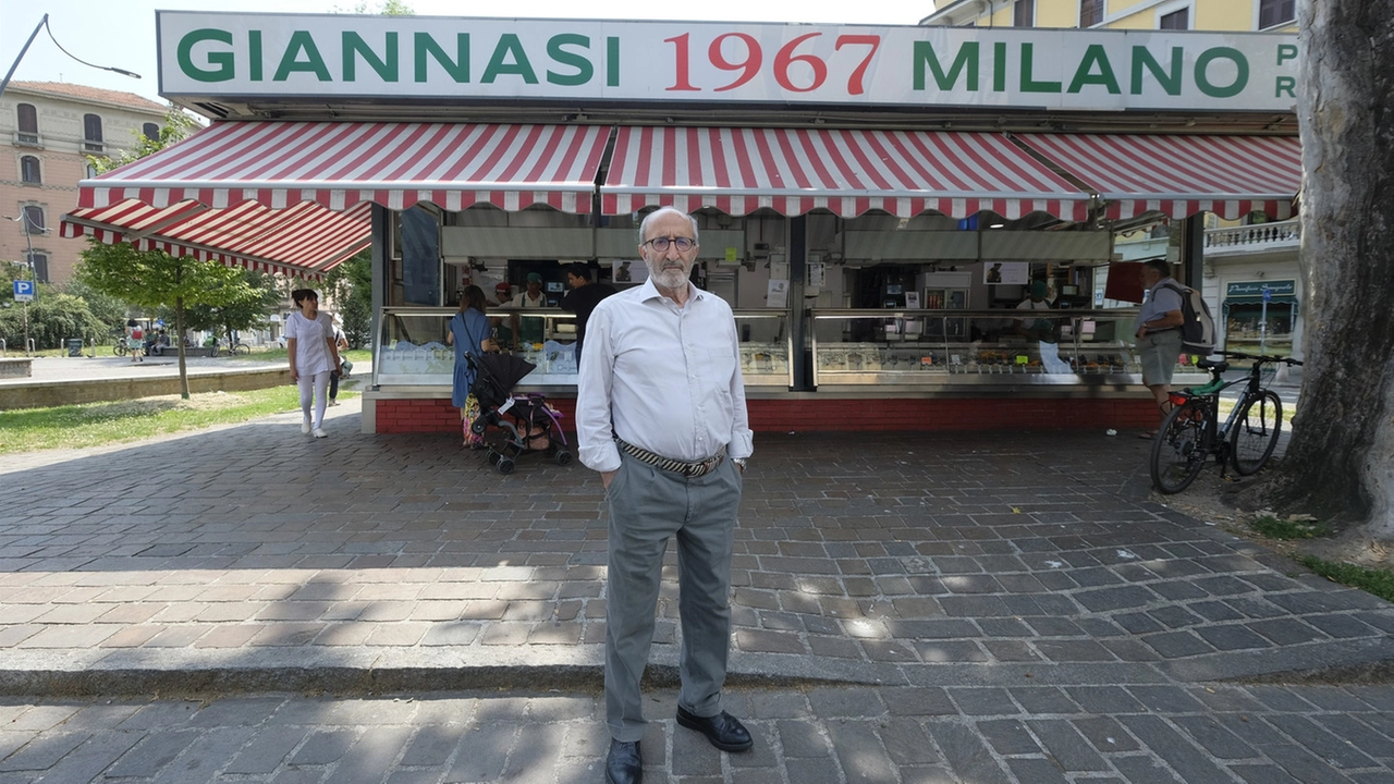 Dorando Giannasi davanti al chiosco di Piazza Buozzi in Porta Romana Dorando Giannasi davanti al chiosco di Piazza Buozzi in Porta Romana