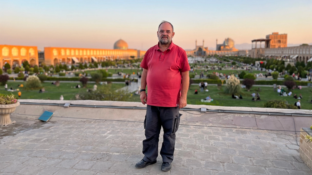 La corriera per il Kurdistan; in alto a destra Bernardo Notarangelo in un ristorante di Hamadan e sotto nella piazza Naqsh-e Jahan di Isfahan. A destra con la sua famiglia La corriera per il Kurdistan; in alto a destra Bernardo Notarangelo in un ristorante di Hamadan e sotto nella piazza Naqsh-e Jahan di Isfahan. A destra con la sua famiglia