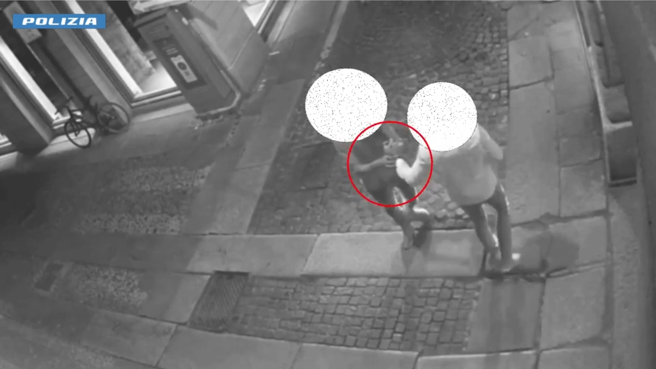 Il momento della rapina dell'orologio Richard Mille (frame video polizia)