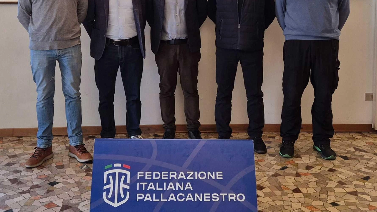 Il presidente Federico Karrer insieme ai dirigenti con cui governerà il basket locale