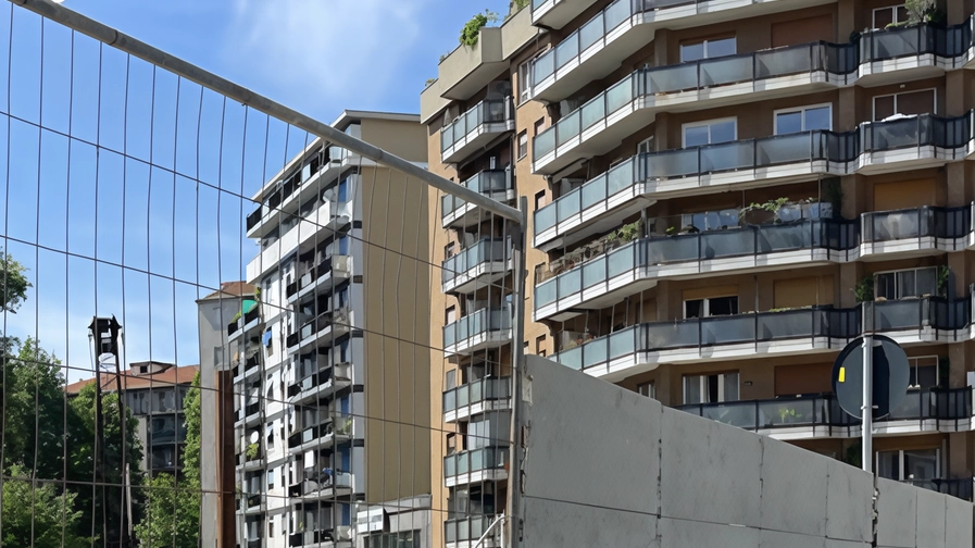 A Milano, il Municipio 6 insieme a Verde & Box e Giuppi ha avviato un progetto di riqualificazione temporanea a Largo Scalabrini nel quartiere Giambellino, trasformando un'area degradata in un luogo culturale e attrattivo. L'intervento, ispirato al parco Superkilen di Copenaghen, coinvolge la comunità e le imprese locali per valorizzare il territorio e promuovere il commercio di prossimità. A Milano, il Municipio 6 insieme a Verde & Box e Giuppi ha avviato un progetto di riqualificazione temporanea a Largo Scalabrini nel quartiere Giambellino, trasformando un'area degradata in un luogo culturale e attrattivo. L'intervento, ispirato al parco Superkilen di Copenaghen, coinvolge la comunità e le imprese locali per valorizzare il territorio e promuovere il commercio di prossimità.