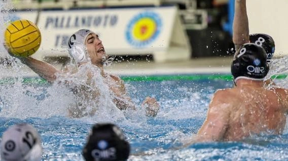 Match ad alta tensione nella vasca della Bianchi a Trieste
