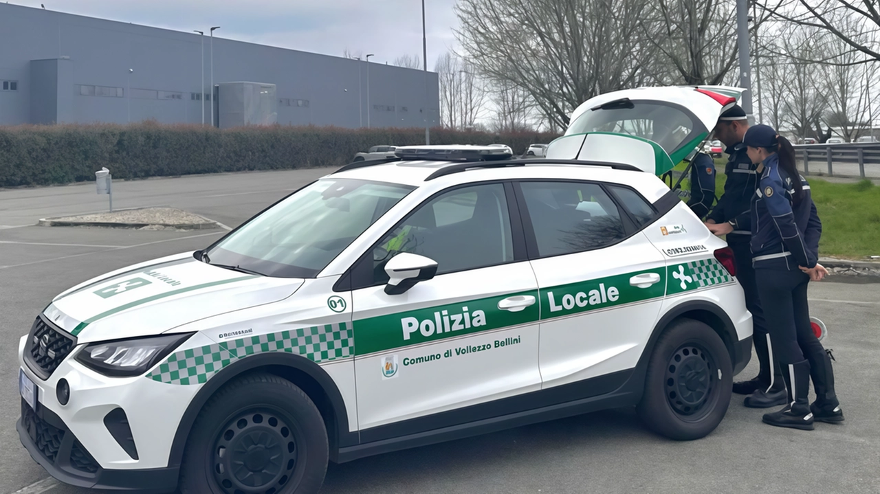 Fermato per un controllo, ha tentato di fuggire a piedi abbandonando l’auto presa a noleggio, che stava guidando pur non... Fermato per un controllo, ha tentato di fuggire a piedi abbandonando l’auto presa a noleggio, che stava guidando pur non...