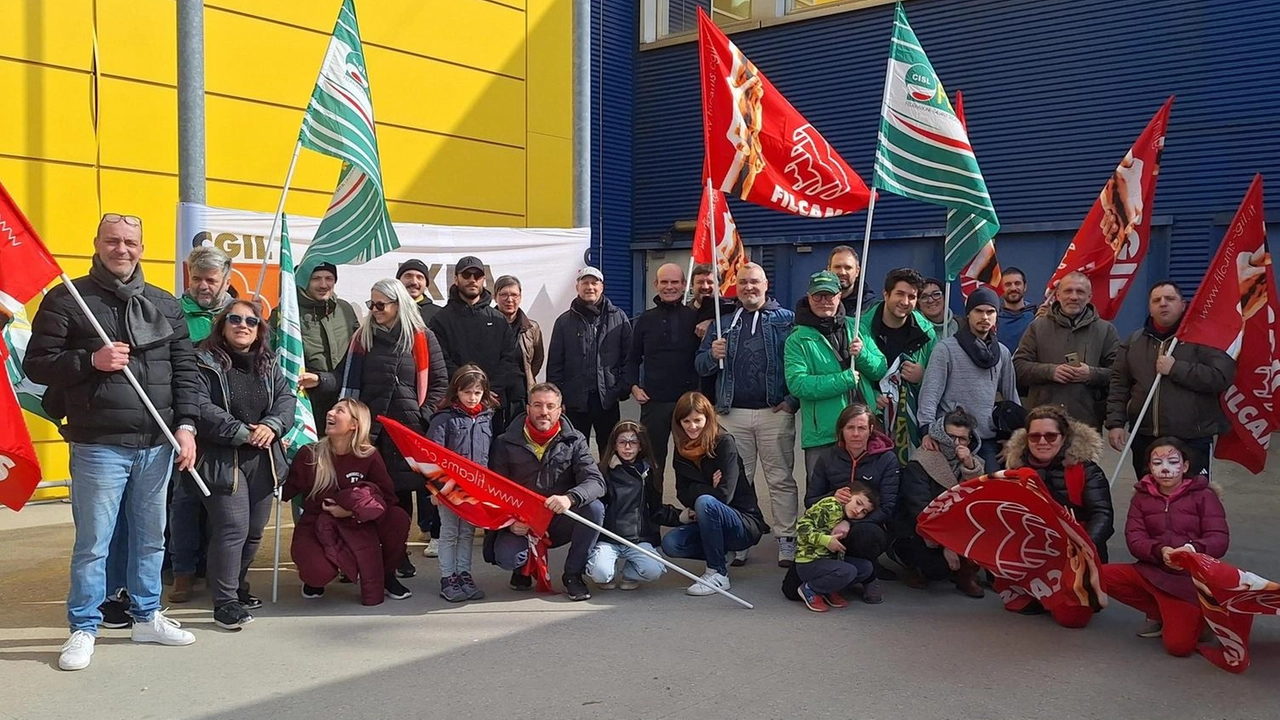 Un gruppo sostenuto da Cgil e Cisl ha manifestato davanti al colosso svedese del mobile Ikea Un gruppo sostenuto da Cgil e Cisl ha manifestato davanti al colosso svedese del mobile Ikea