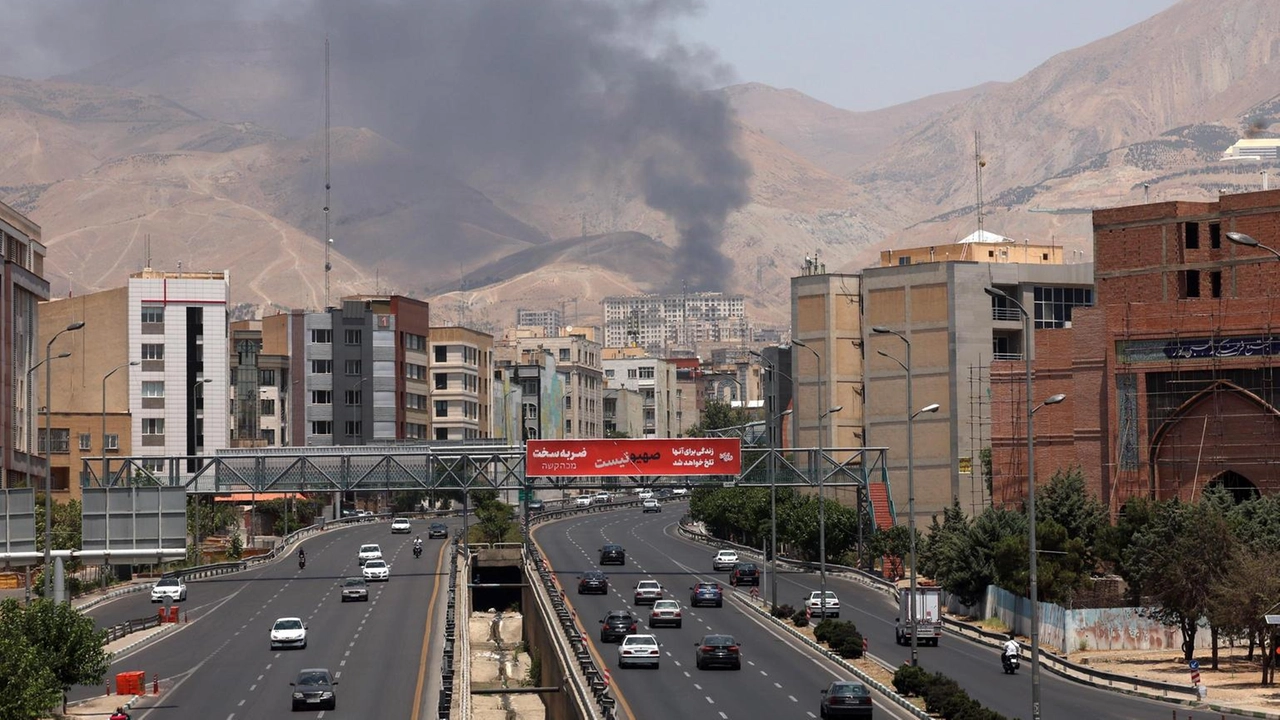 L'Idf ha colpito la televisione di Stato a Teheran, accusando il regime iraniano di usarla per operazioni militari. L'Idf ha colpito la televisione di Stato a Teheran, accusando il regime iraniano di usarla per operazioni militari.
