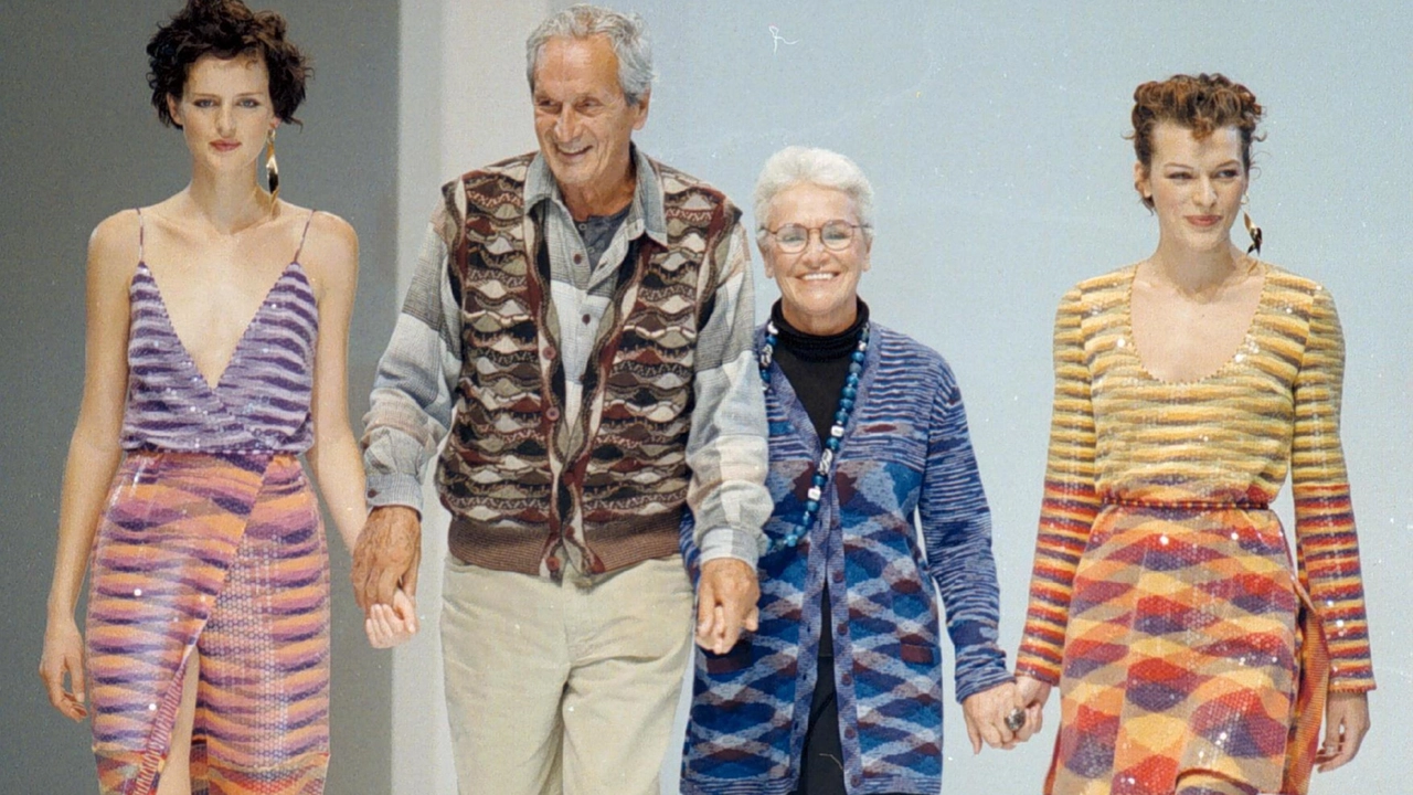 Ottavio e Rosita Missoni tra due modelle al termine di una sfilata (Ansa) Ottavio e Rosita Missoni tra due modelle al termine di una sfilata (Ansa)