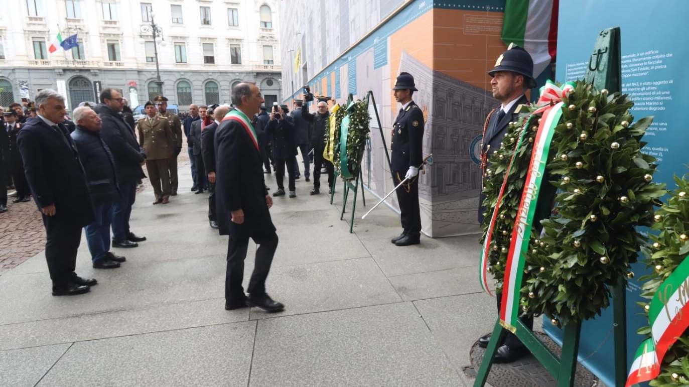 Milano, 25 aprile: il sindaco Beppe Sala alla deposizione delle corone  a Palazzo Marino