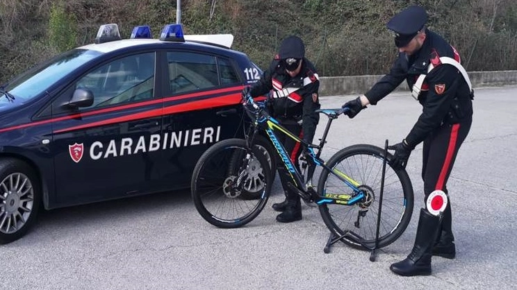 I carabinieri con una bici (repertorio)
