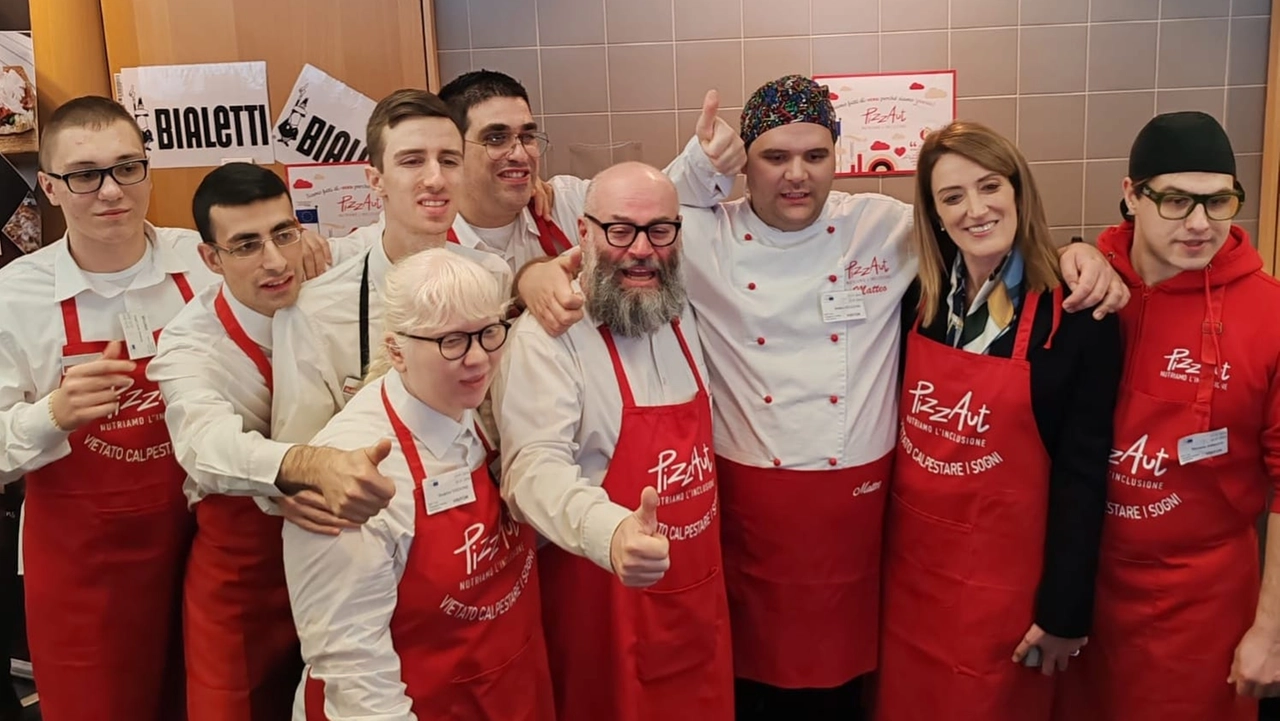 Nico Acampora e i ragazzi di PizzAut insieme a Roberta Metsola Nico Acampora e i ragazzi di PizzAut insieme a Roberta Metsola