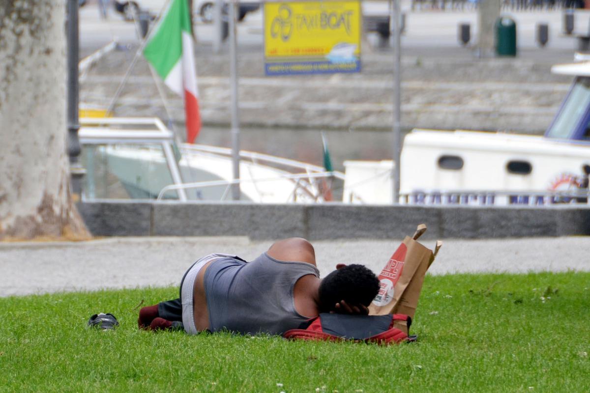 Rimanere senza un tetto, un triste fenomeno in crescita: sempre più donne clochard