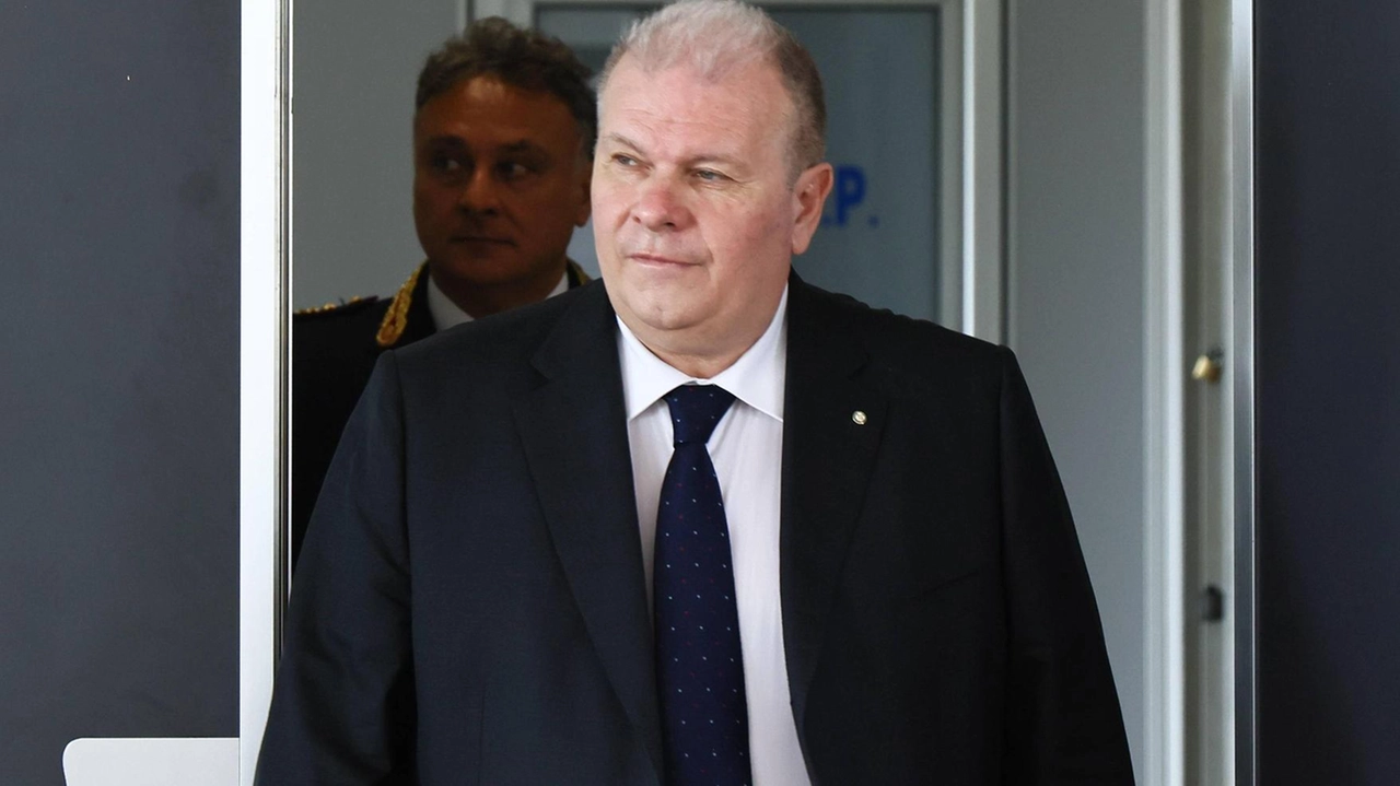 Il questore di Brescia Paolo Sartori ha fatto eseguire il decreto di allontanamento dal territorio nazionale Il questore di Brescia Paolo Sartori ha fatto eseguire il decreto di allontanamento dal territorio nazionale