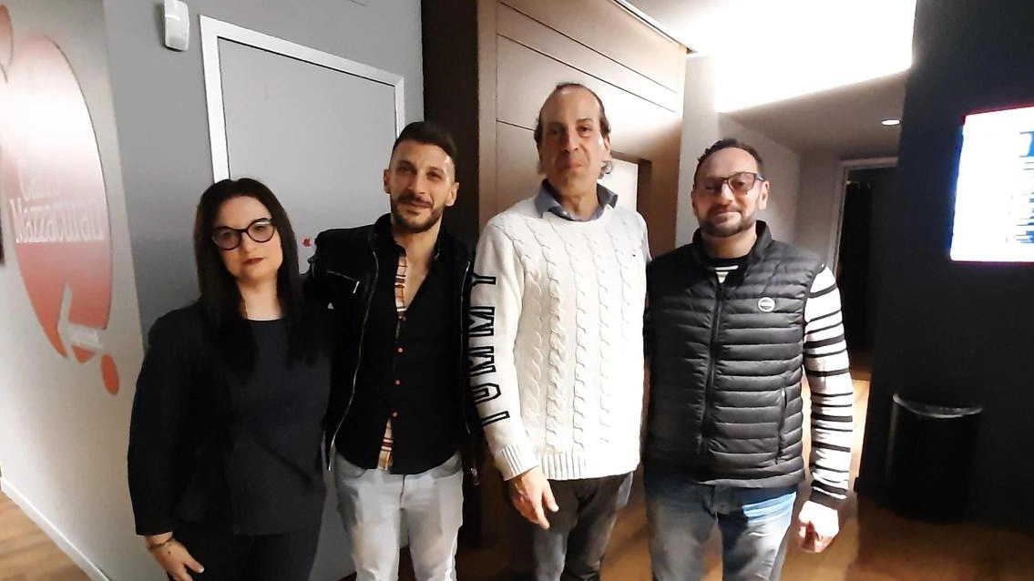 Il medico Alessandra Arosio, con Tirone, Michael e Andrea, detenuti “Peer educator“ Il medico Alessandra Arosio, con Tirone, Michael e Andrea, detenuti “Peer educator“