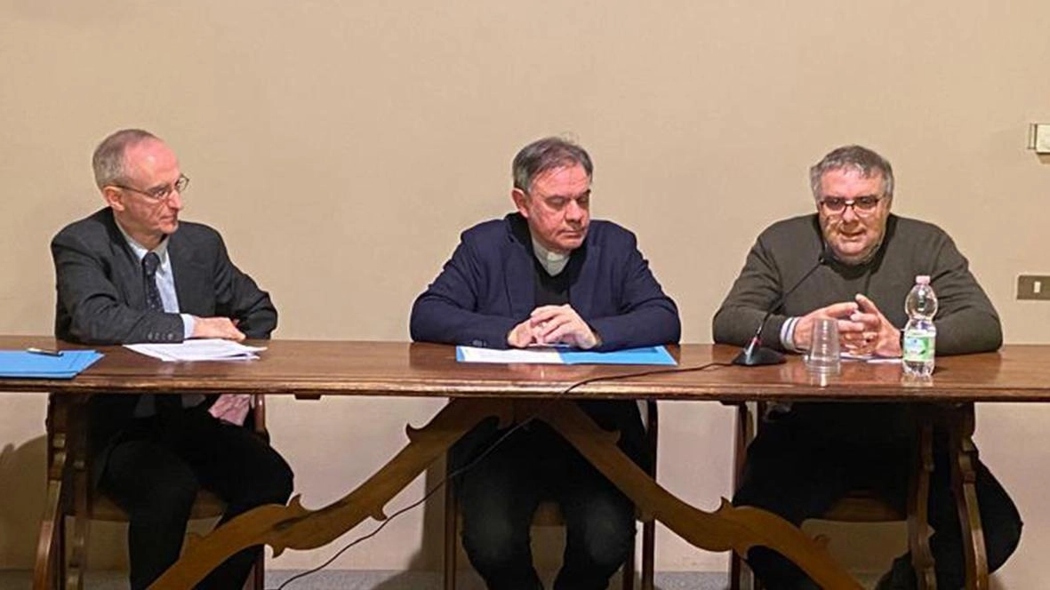 Guido Meregalli, l’arciprete Marino Mosconi ed Emanuele Patrini, coordinatore del progetto per la Caritas, alla presentazione dell’iniziativa solidale Guido Meregalli, l’arciprete Marino Mosconi ed Emanuele Patrini, coordinatore del progetto per la Caritas, alla presentazione dell’iniziativa solidale