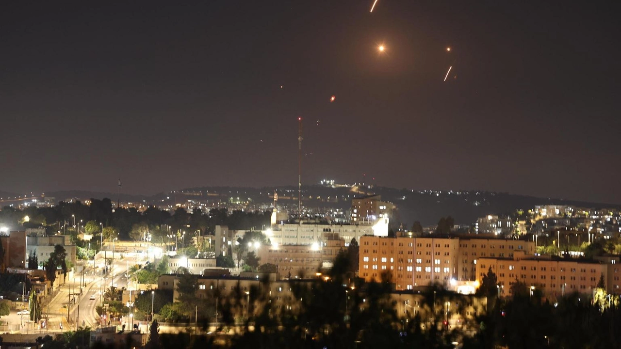 Forti esplosioni scuotono Teheran e altre città iraniane dopo la ripresa degli attacchi israeliani. Forti esplosioni scuotono Teheran e altre città iraniane dopo la ripresa degli attacchi israeliani.