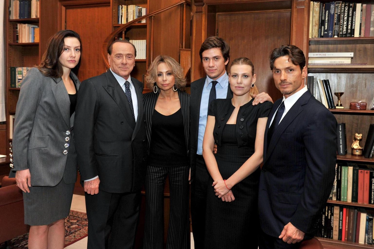 Foto di famiglia per Silvio Berlusconi, con i figli di primo e secondo letto