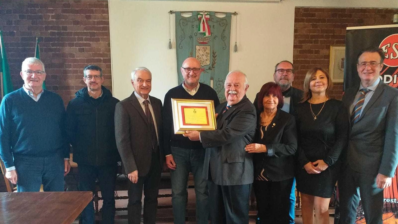 Sacir Est srl: 60 anni di attività L’emozione durante la consegna della targa nella sala consiliare Sacir Est srl: 60 anni di attività L’emozione durante la consegna della targa nella sala consiliare