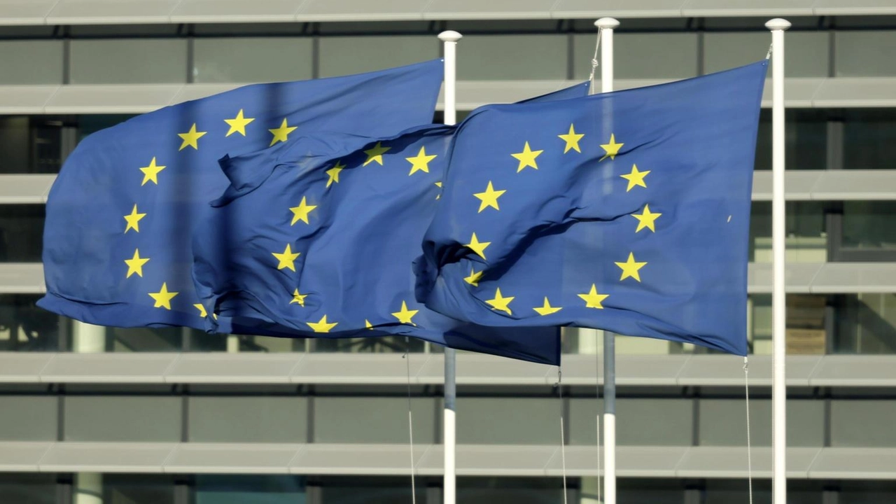 "I negoziatori di Ue e Usa stanno lavorando" per finalizzare "la dichiarazione congiunta" sull'intesa di principio sui dazi raggiunta domenica... "I negoziatori di Ue e Usa stanno lavorando" per finalizzare "la dichiarazione congiunta" sull'intesa di principio sui dazi raggiunta domenica...