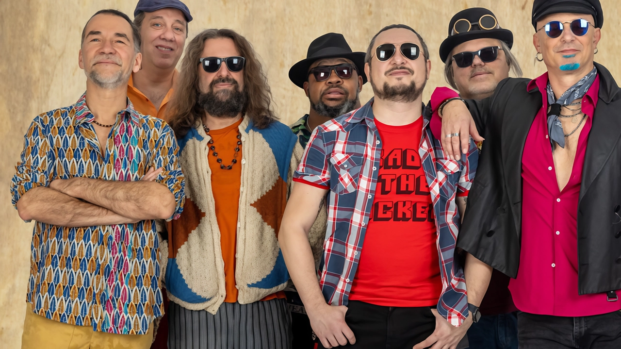 L’energia folk-rock della Bandabardò a Desio: a guidare il gruppo oggi è il cofondatore, il chitarrista e cantante Finaz, alias Alessandro Finazzo L’energia folk-rock della Bandabardò a Desio: a guidare il gruppo oggi è il cofondatore, il chitarrista e cantante Finaz, alias Alessandro Finazzo
